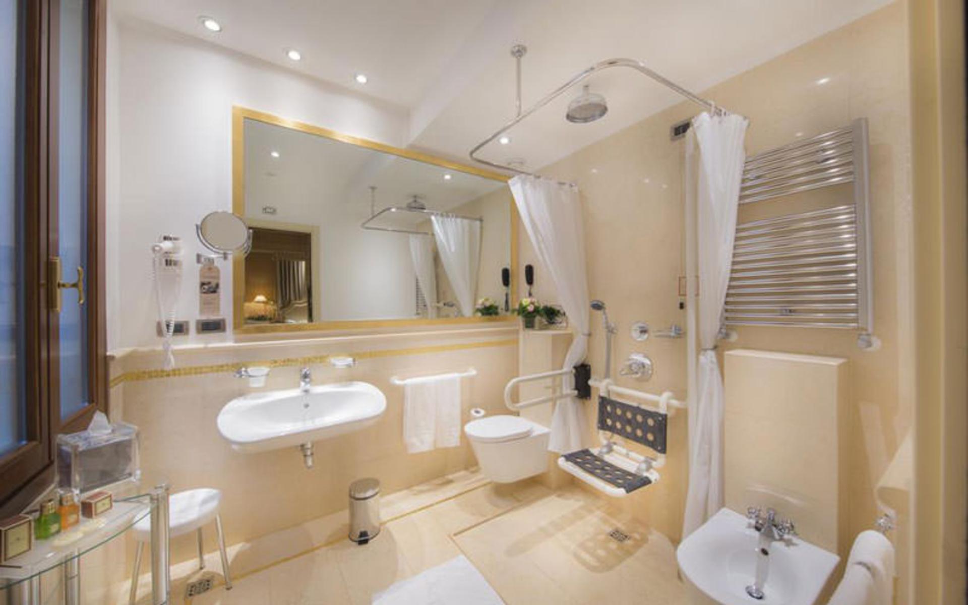 هتل آلا کُمِدیا (Hotel A La Commedia)