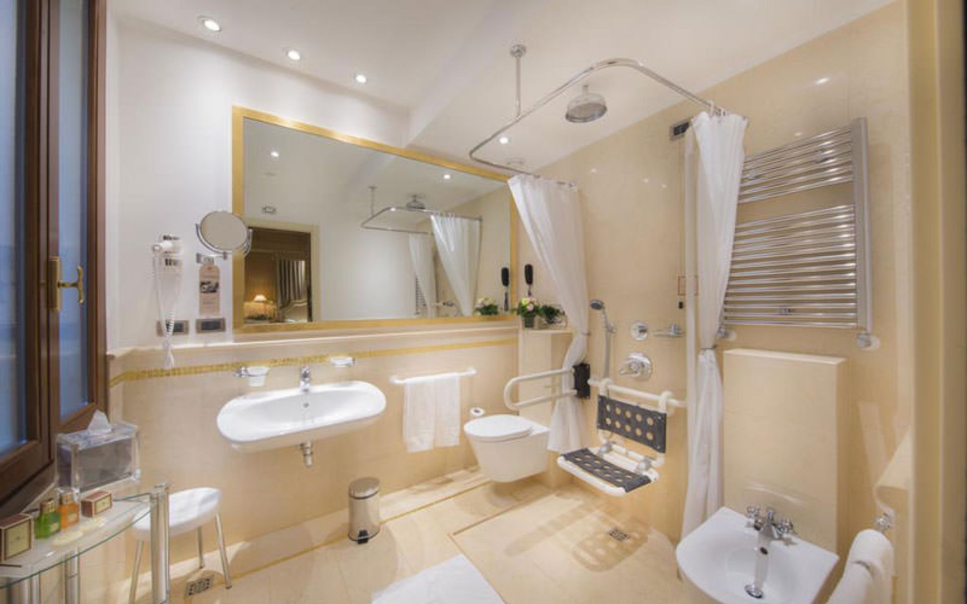 هتل آلا کُمِدیا (Hotel A La Commedia)