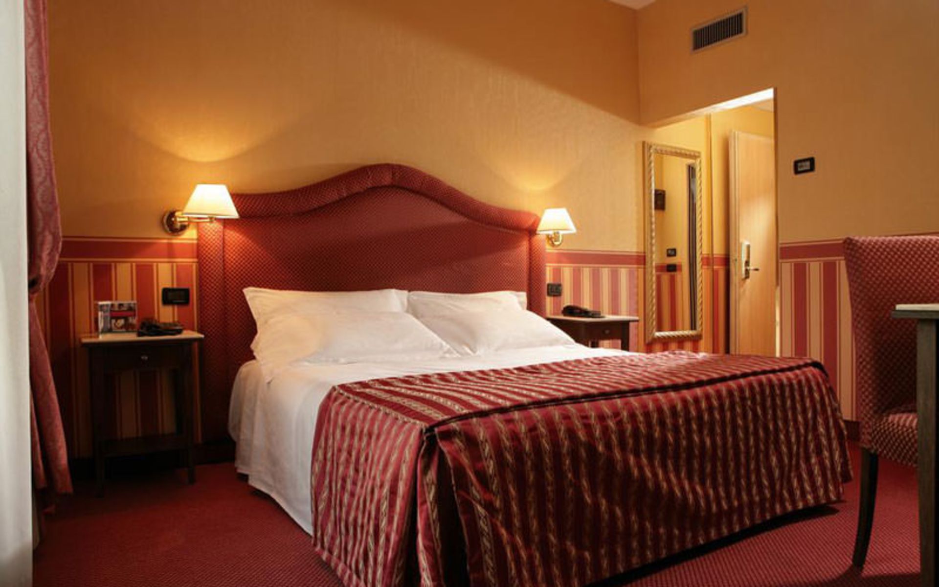 هتل تریتُن (Hotel Tritone)