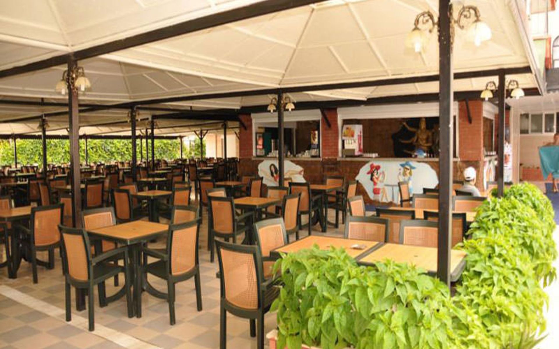 هتل آستور بیچ (Astor Beach Hotel)