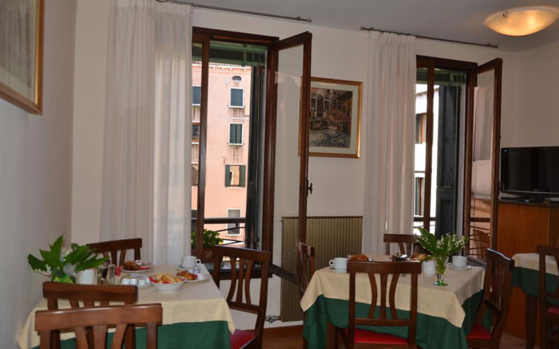 هتل کانادا (Hotel Canada)