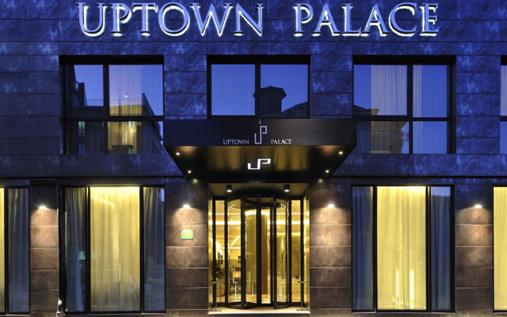هتل آپ تاون پالیس (Uptown Palace)