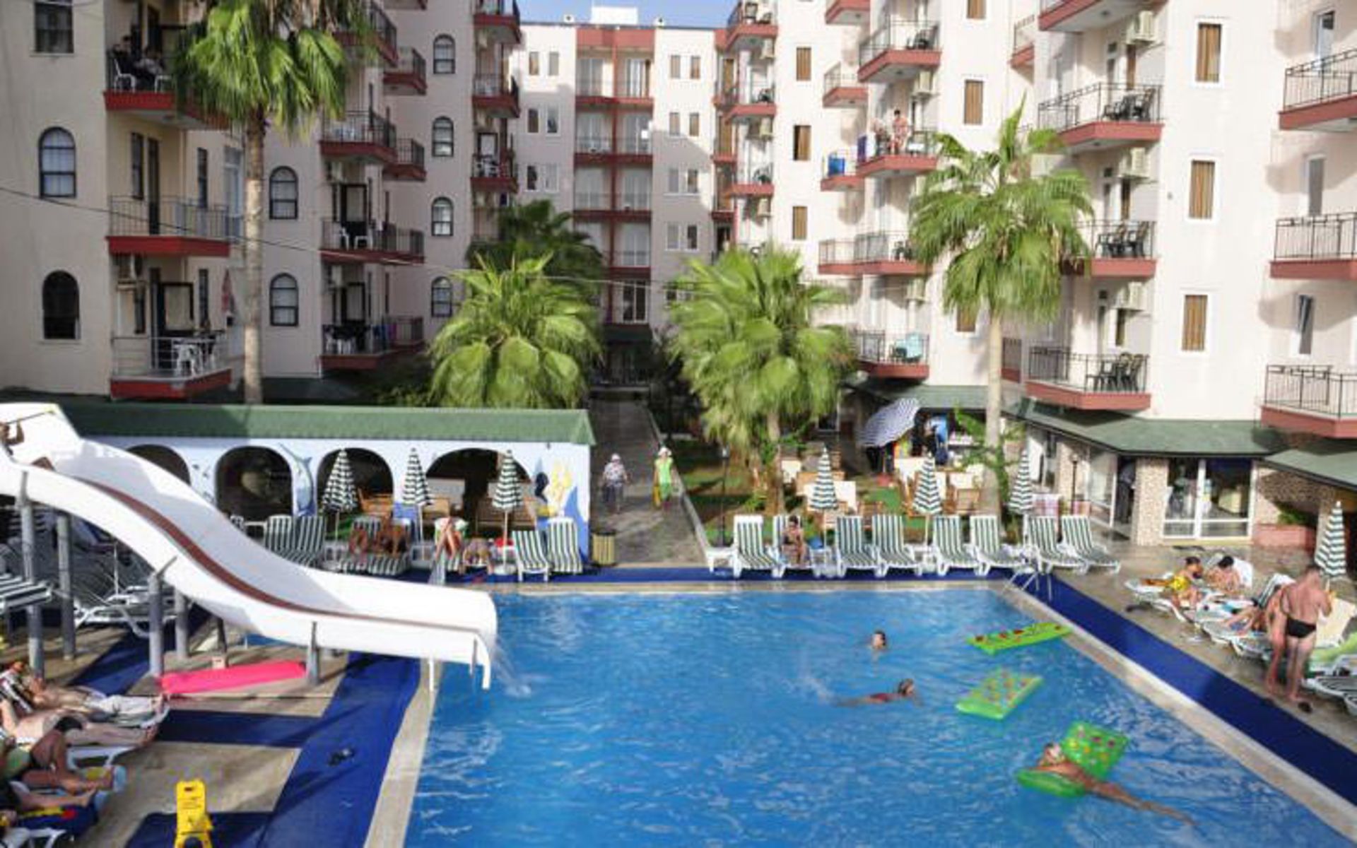 هتل آستور بیچ (Astor Beach Hotel)