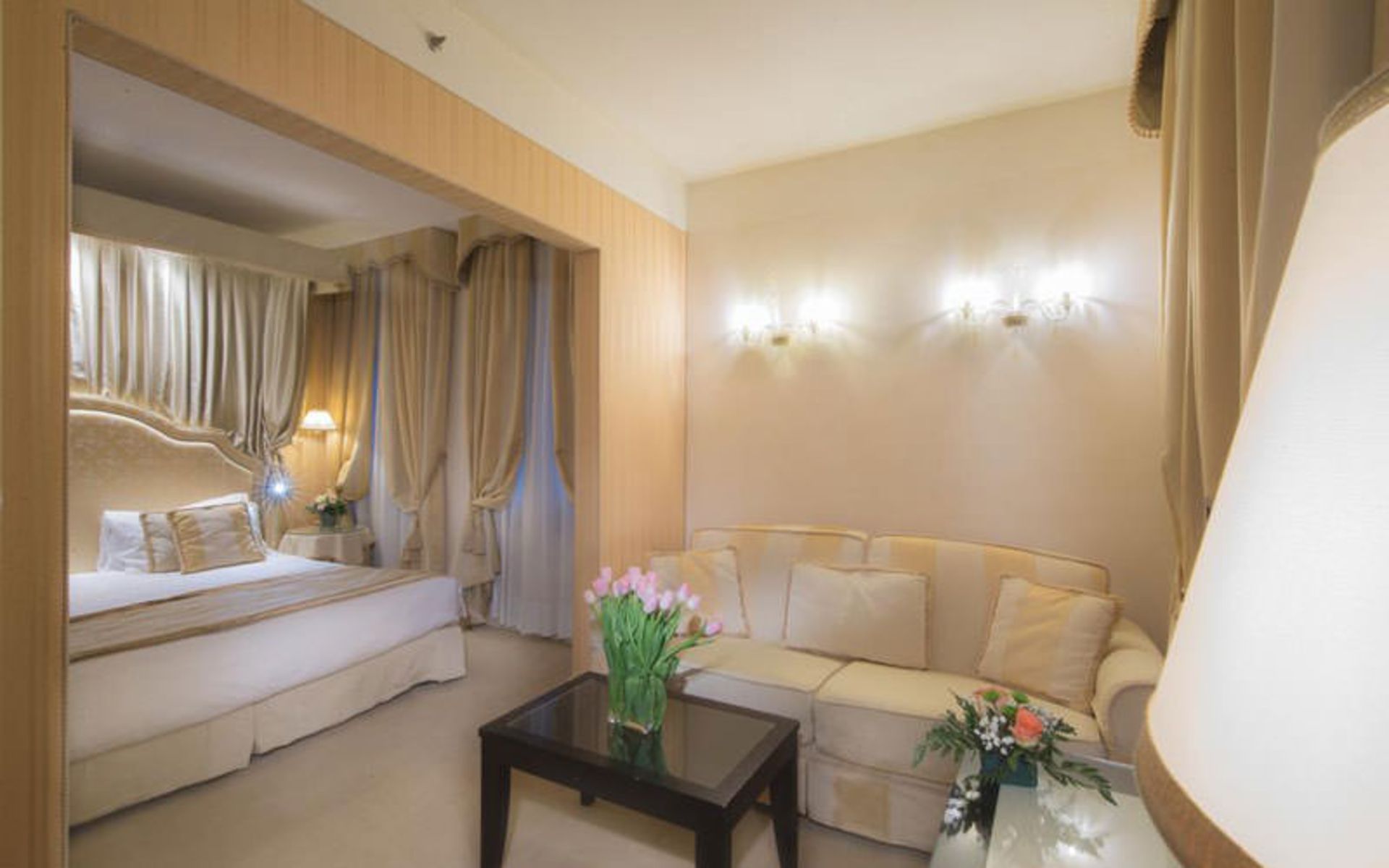 هتل آلا کُمِدیا (Hotel A La Commedia)