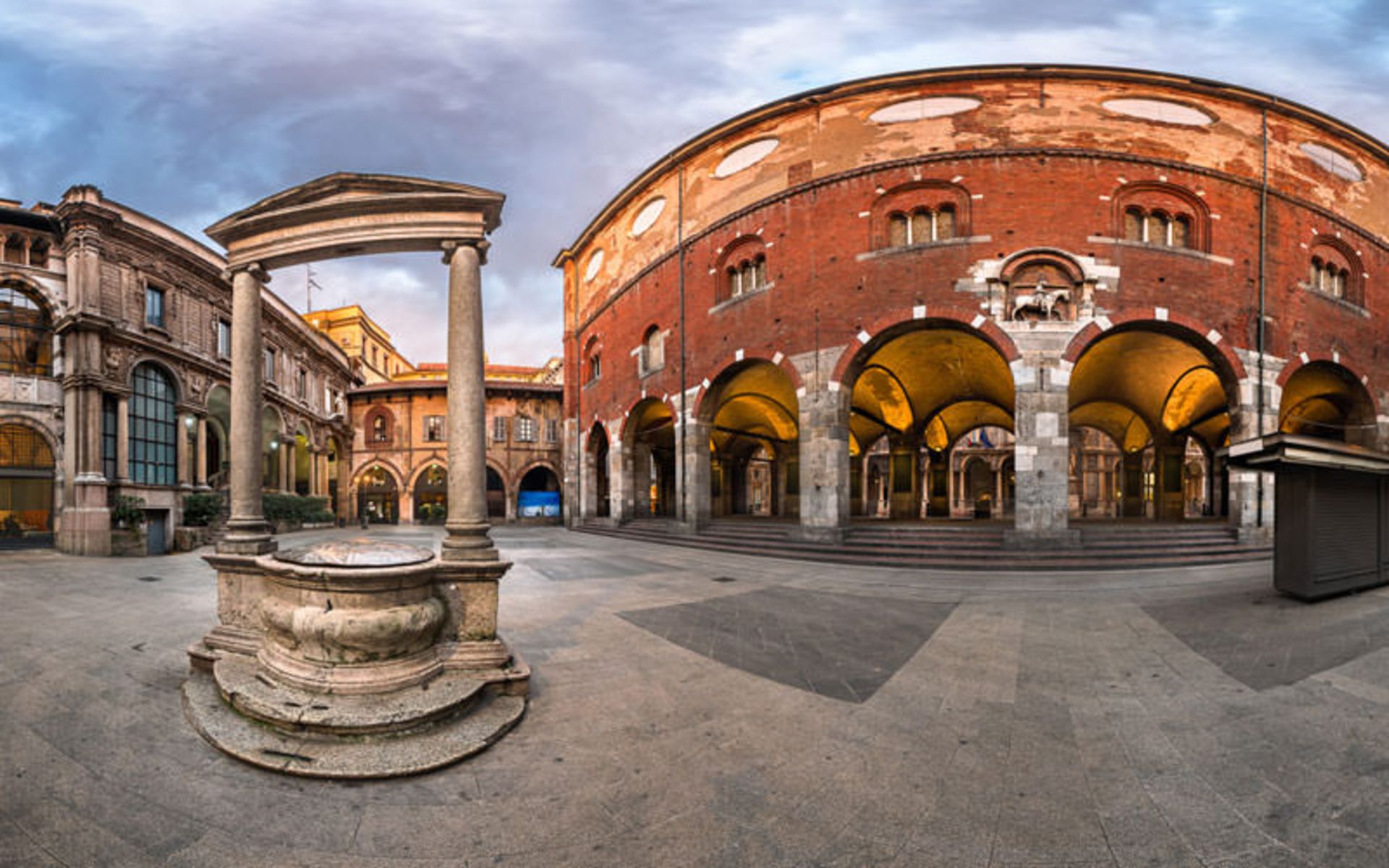 پیاتزا دی مِرکانتی (Piazza dei Mercanti)