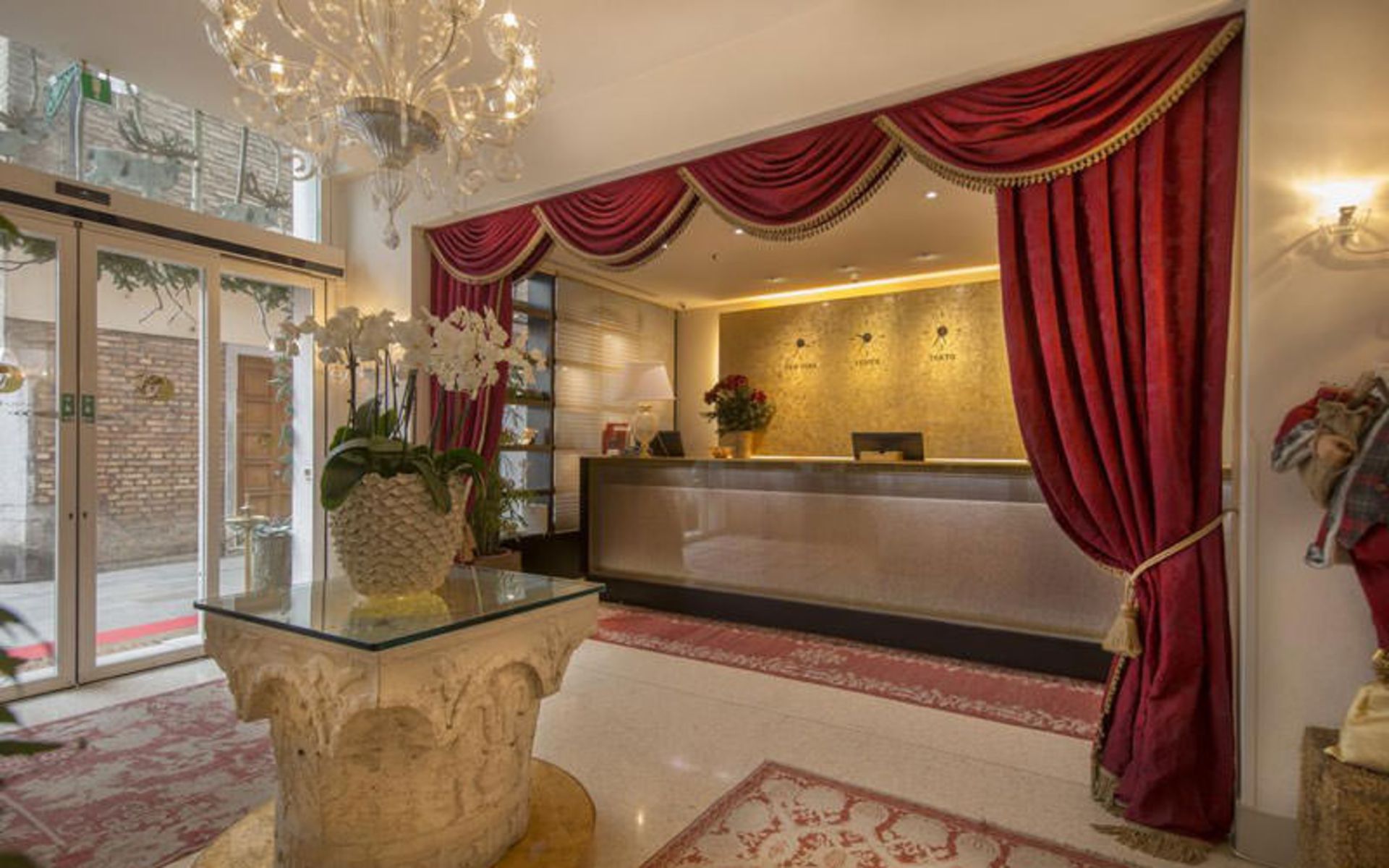 هتل آلا کُمِدیا (Hotel A La Commedia)