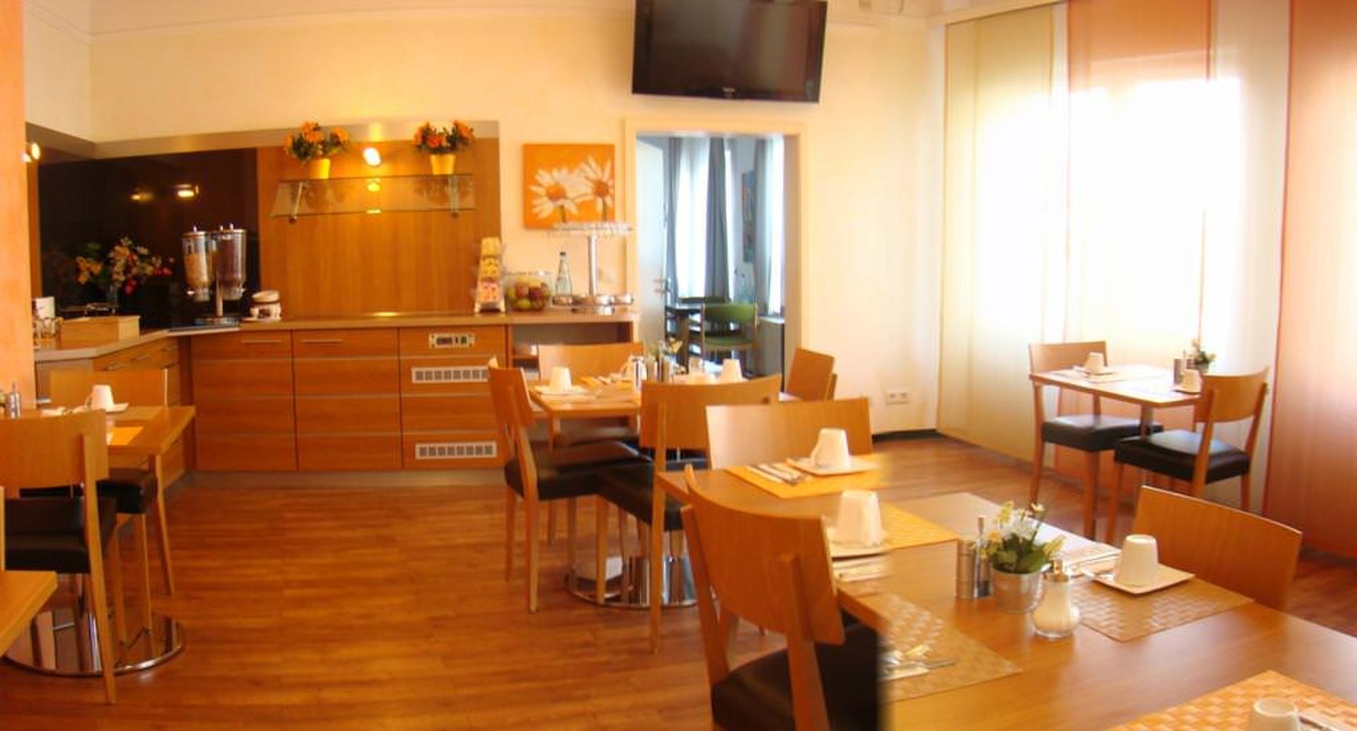هتل سناتور (Senator Hotel)