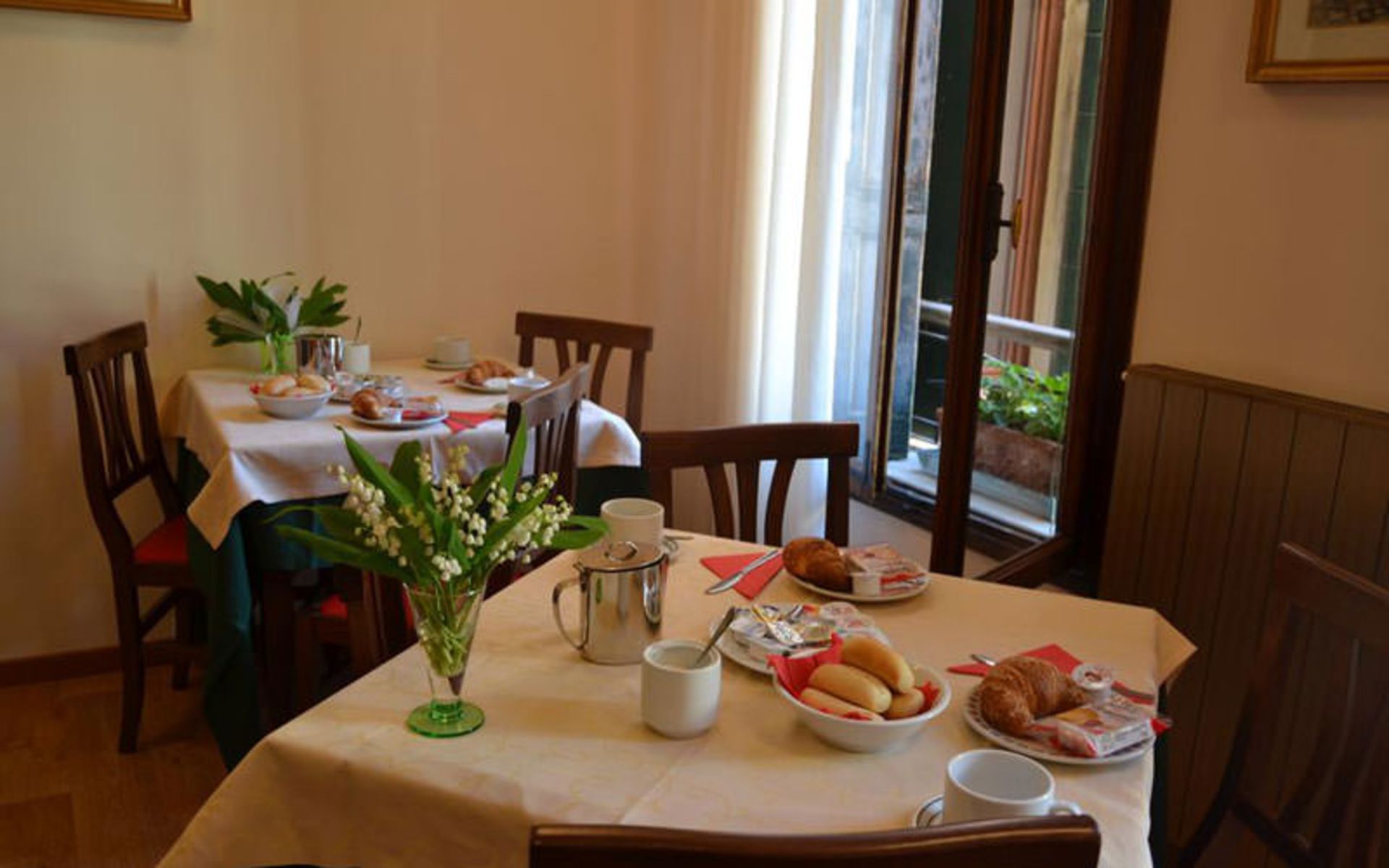 هتل کانادا (Hotel Canada)