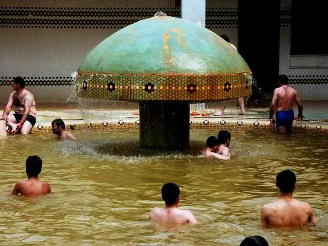 آبتنی در استخر آبگرم بش باجلار