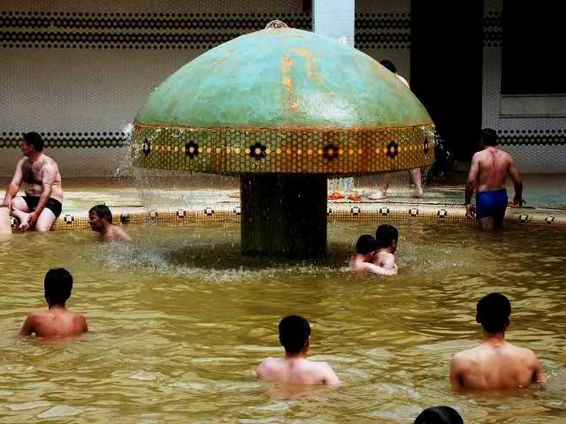 آبتنی در استخر آبگرم بش باجلار