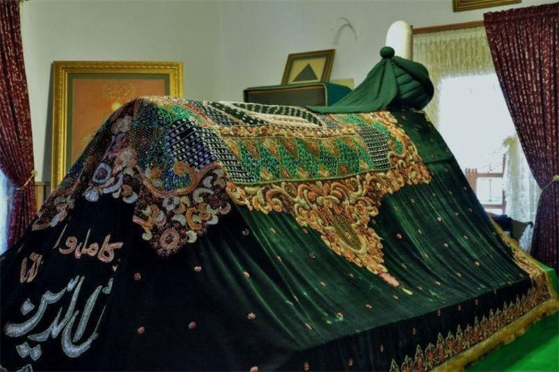 تربت و مسجد شمس تبریزی