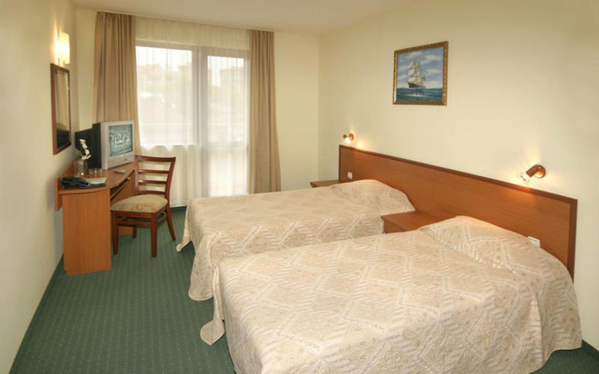 هتل دیونیس (Dionis Hotel)