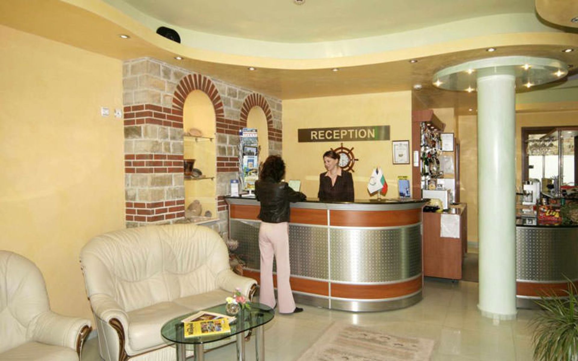 هتل دیونیس (Dionis Hotel)