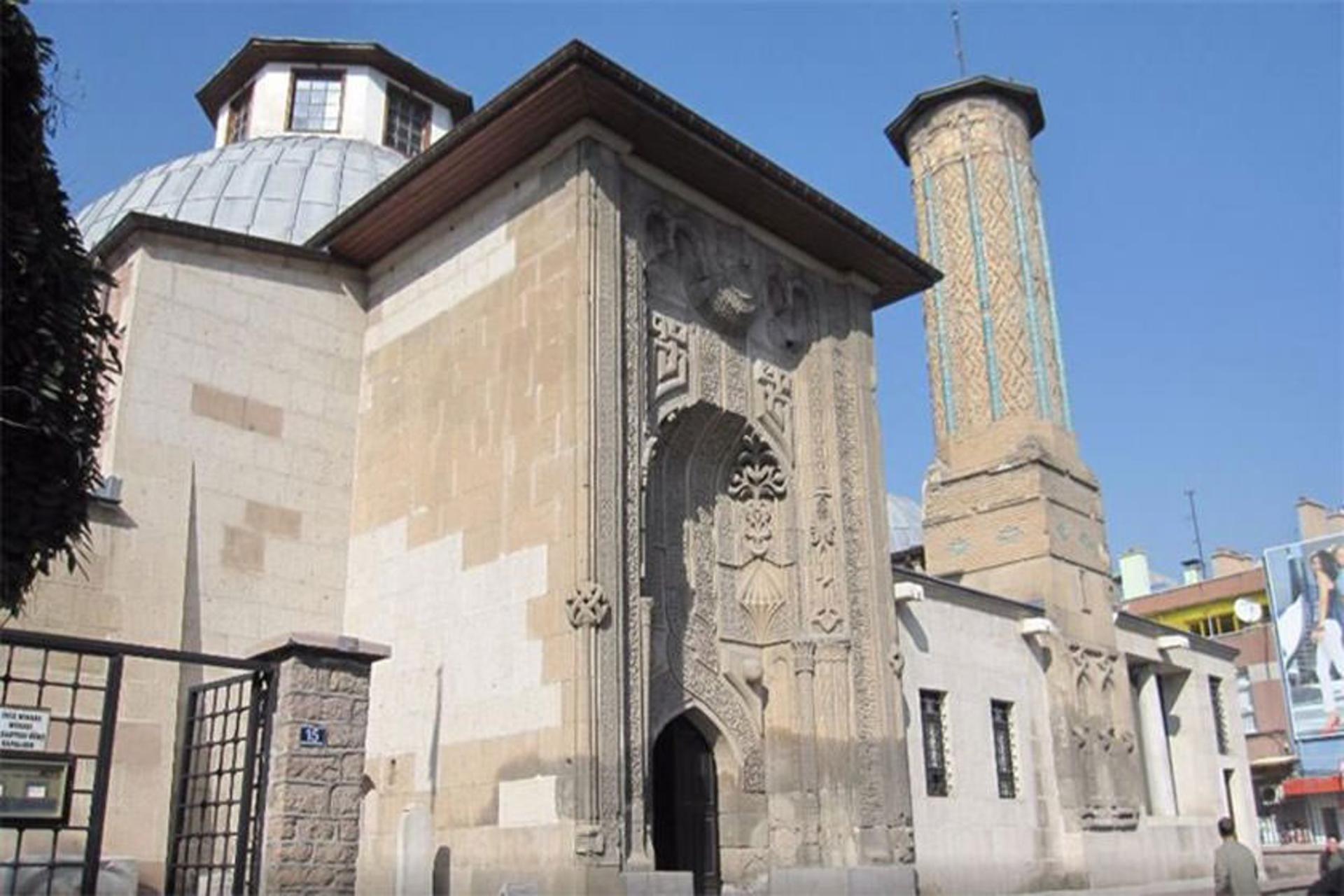 مدرسه و موزه مناره