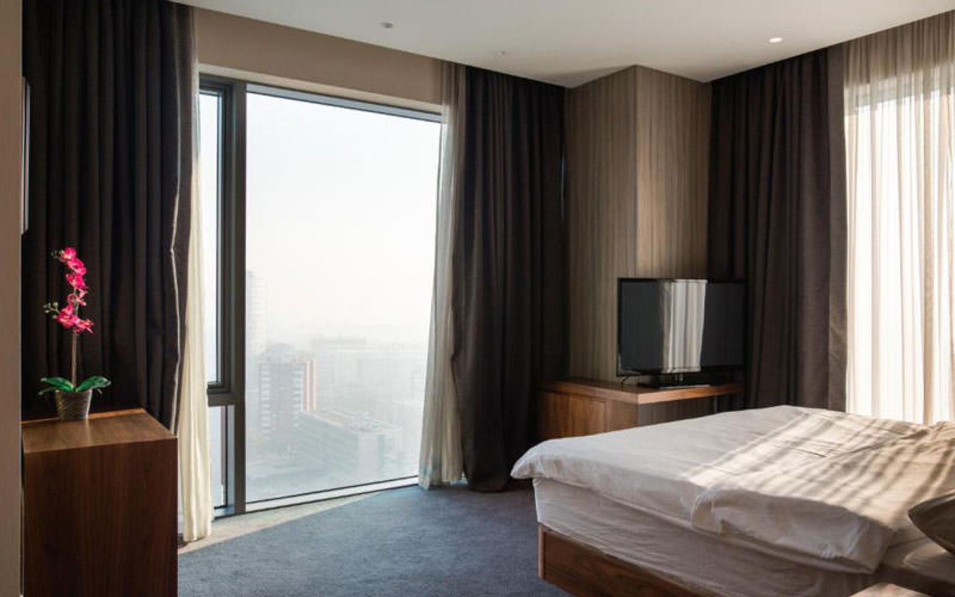 هتل د گلدن سنتر آپارتمان (The Golden Center Apartments)