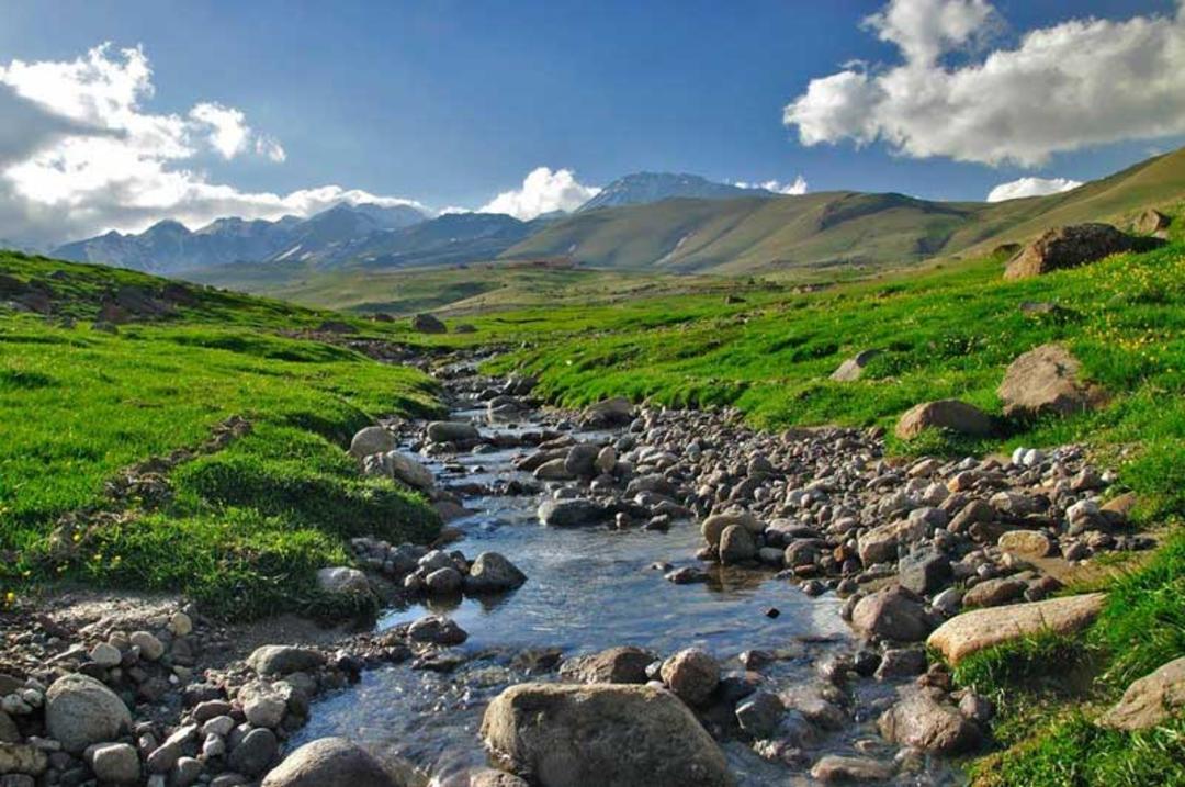 چشمه گورگور در میان دشت سرسبز غرب سرعین