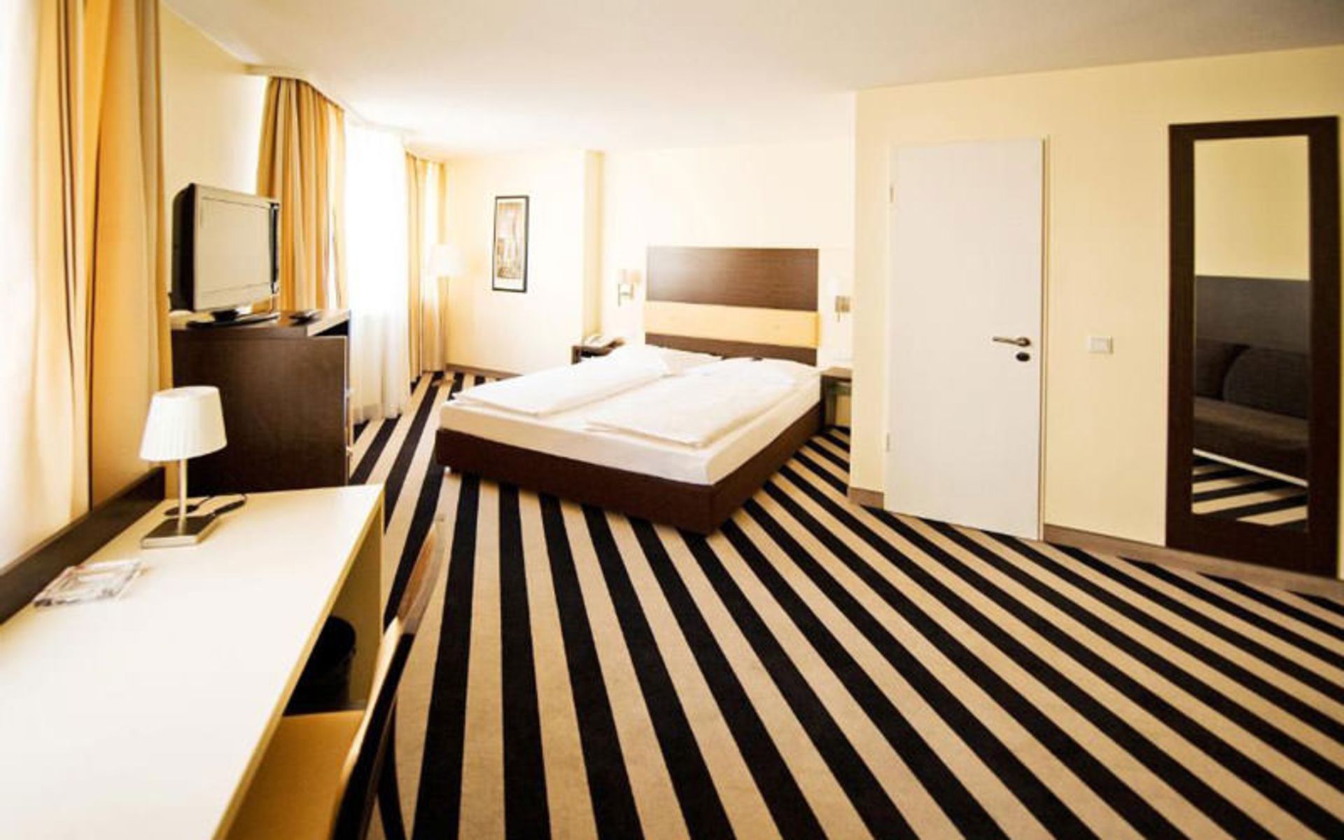 هتل بریستول (Bristol Hotel)