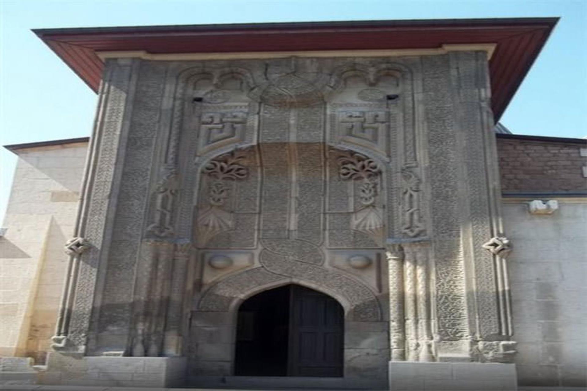 مدرسه و موزه مناره