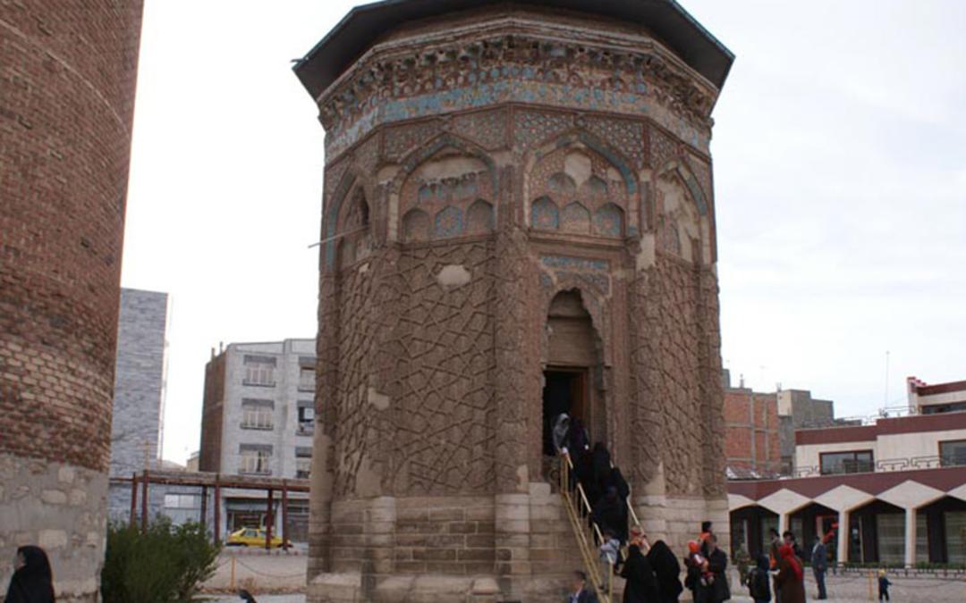 گنبد کبود و گنبد مدور