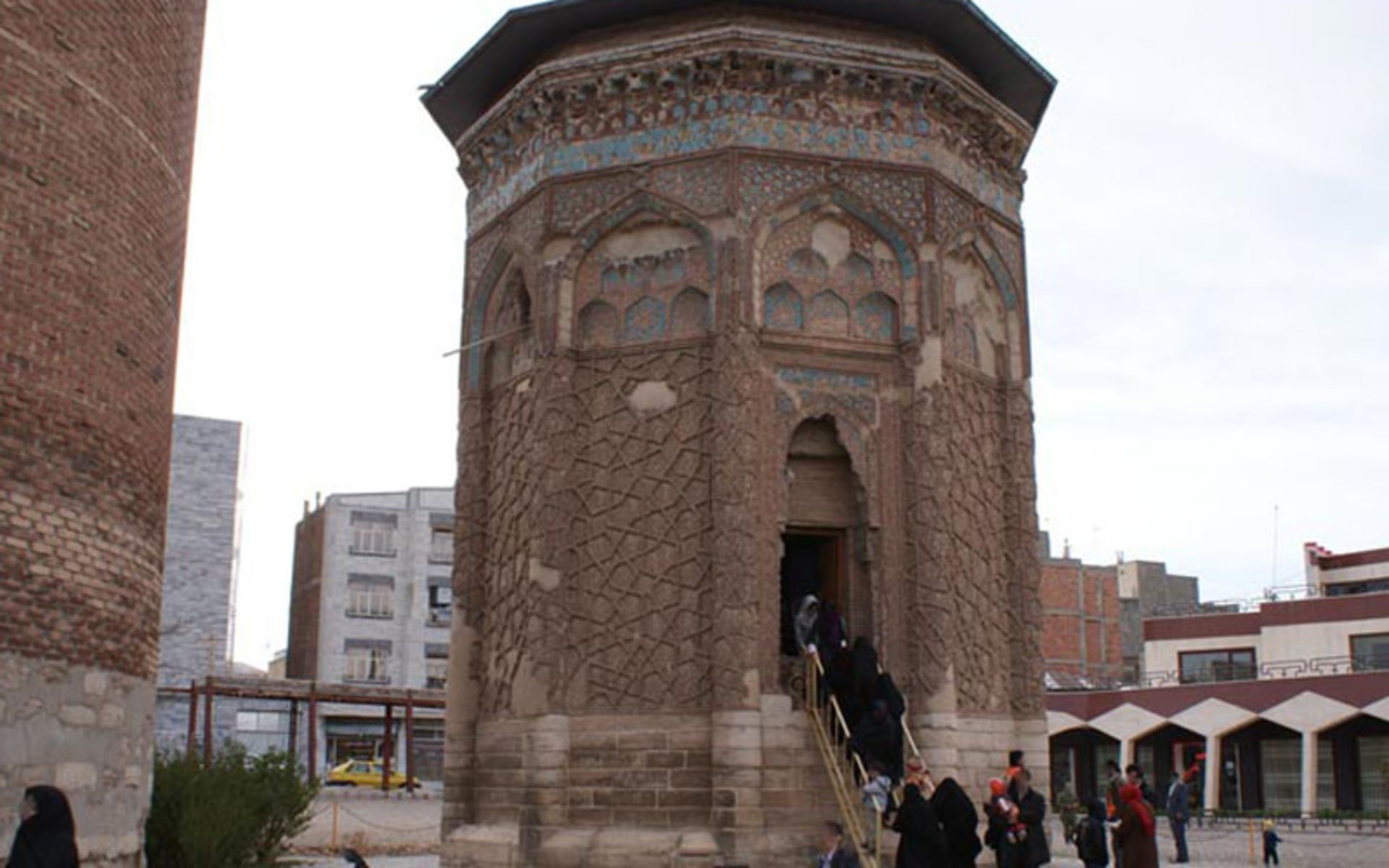 گنبد کبود و گنبد مدور