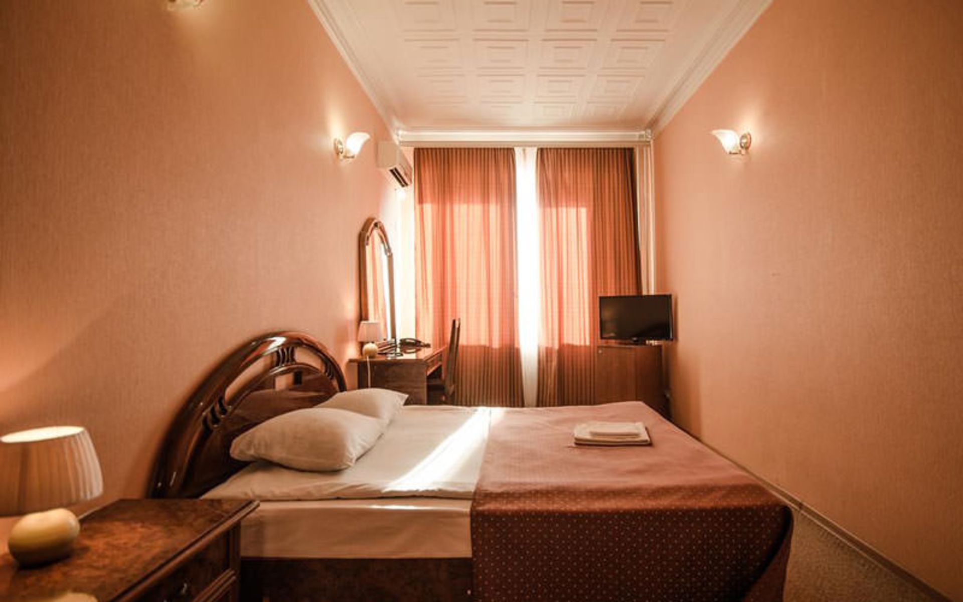 هتل نوی (Hotel Noy)