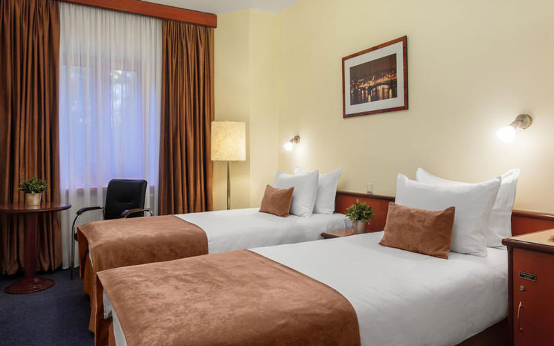 هتل ولنا (Volna Hotel)