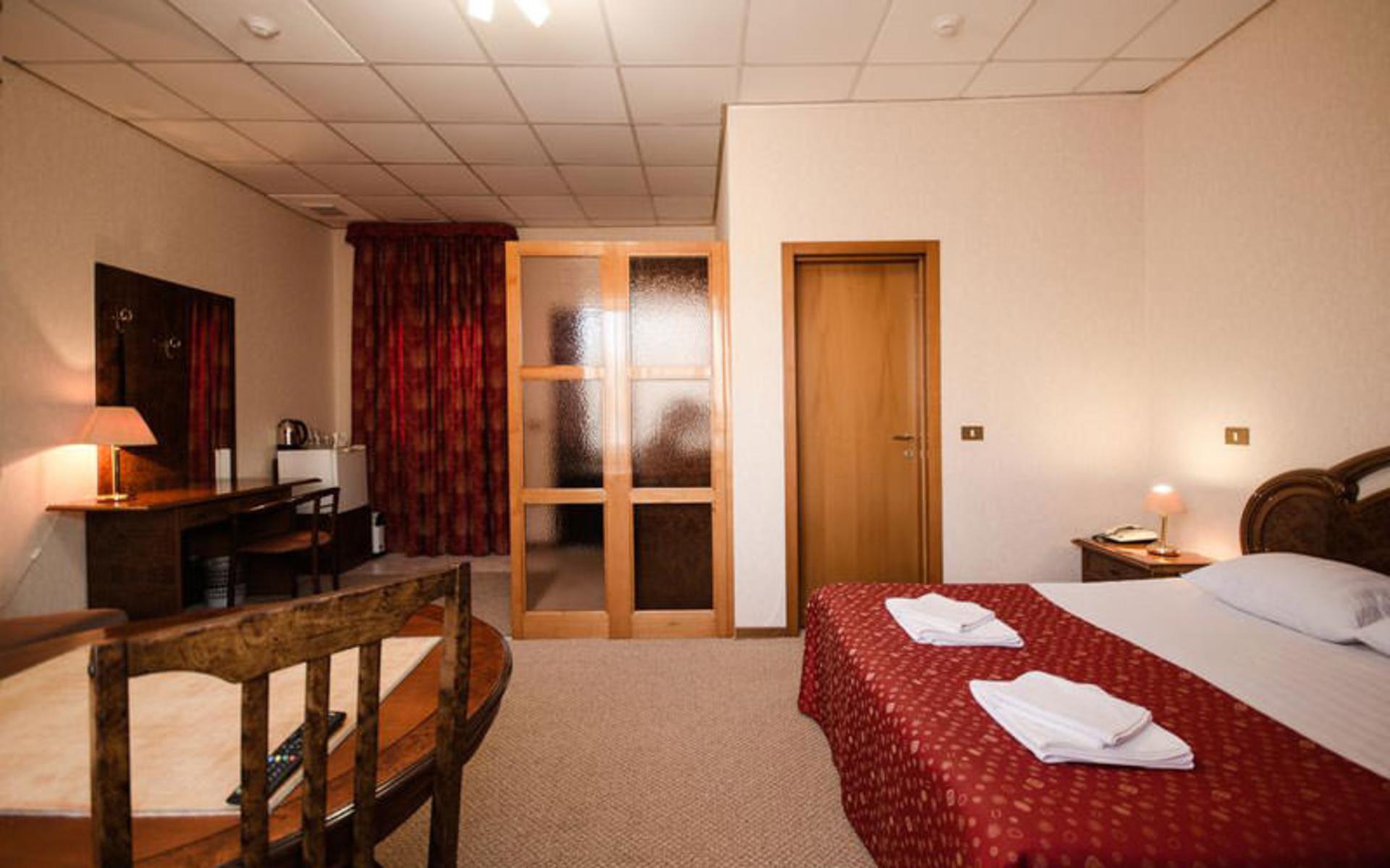 هتل نوی (Hotel Noy)