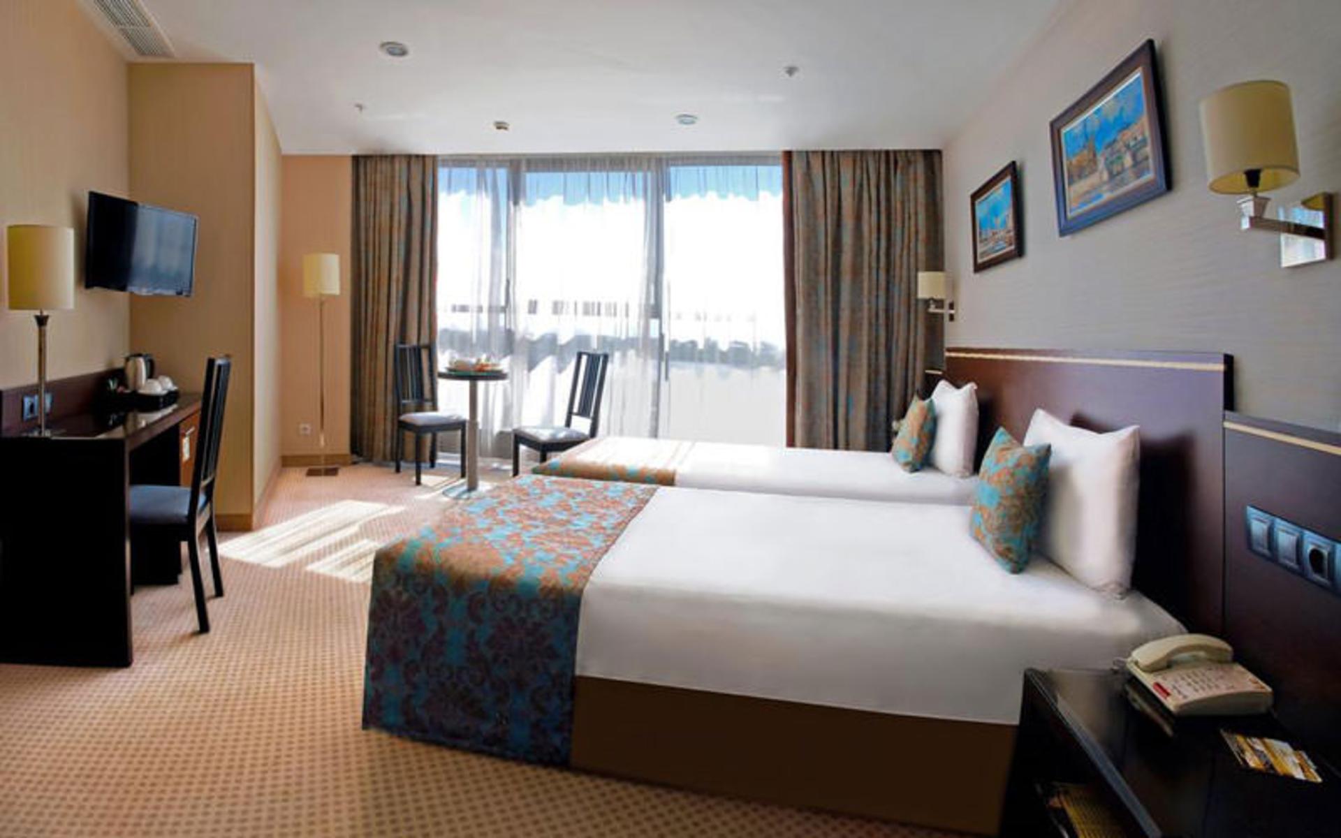 هتل ریوریا (Riviera Hotel)