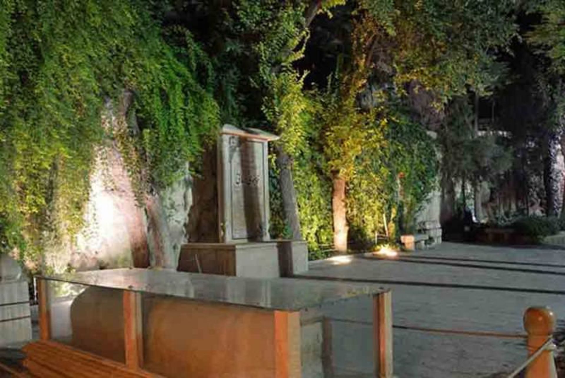 آرامگاه خواجوی گرمانی