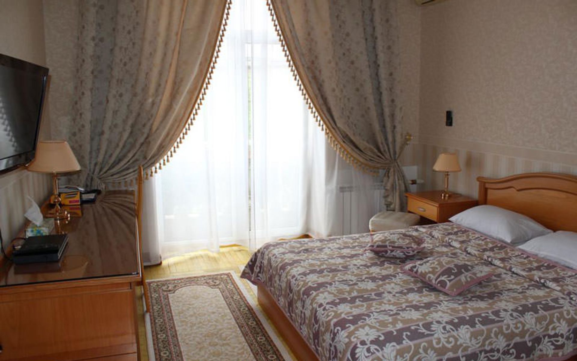 هتل اینتوریست (Hotel Intourist)