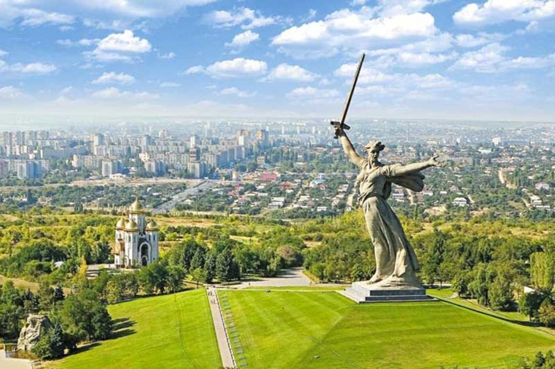 یادمان سرزمین مادری فرا می خواند (The Motherland Calls)