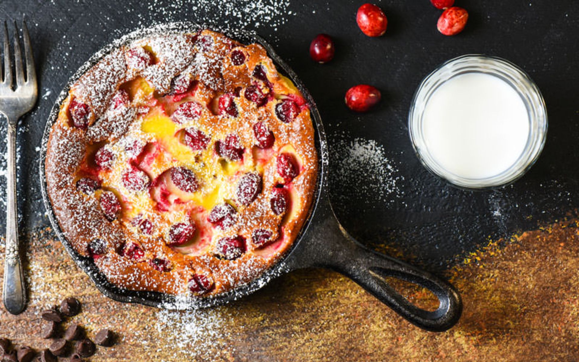 دسر کلافوتی آلو و تمشک (Clafouti) – فرانسه