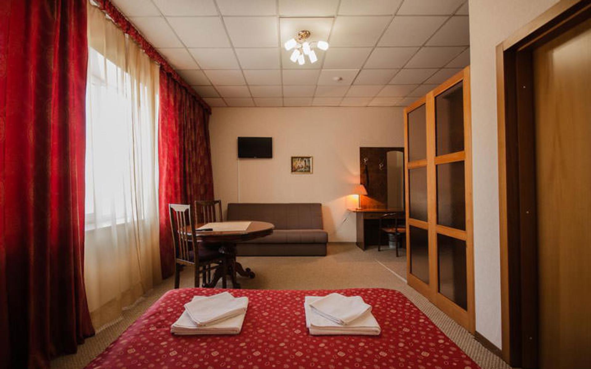 هتل نوی (Hotel Noy)