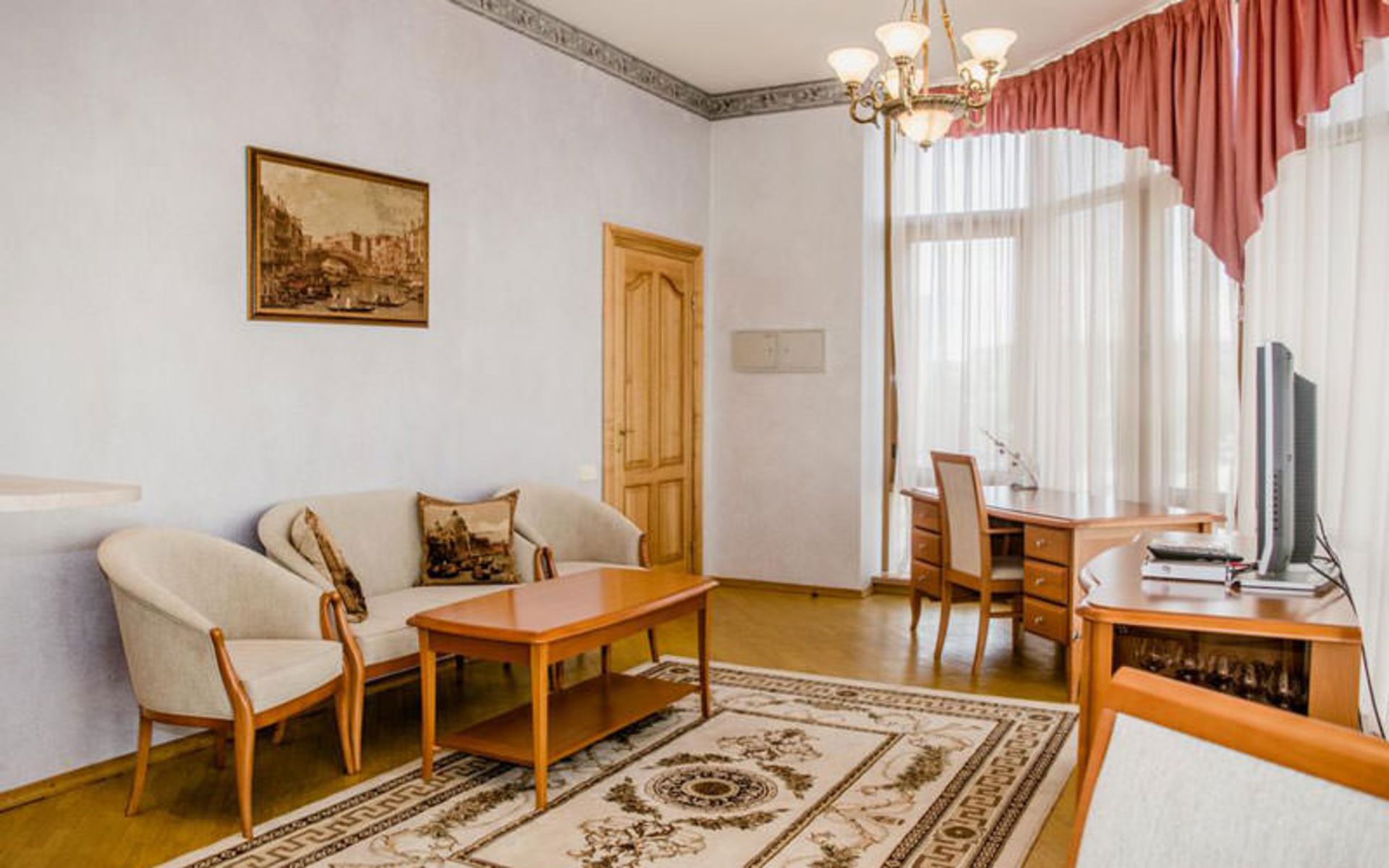 هتل اینتوریست (Hotel Intourist)