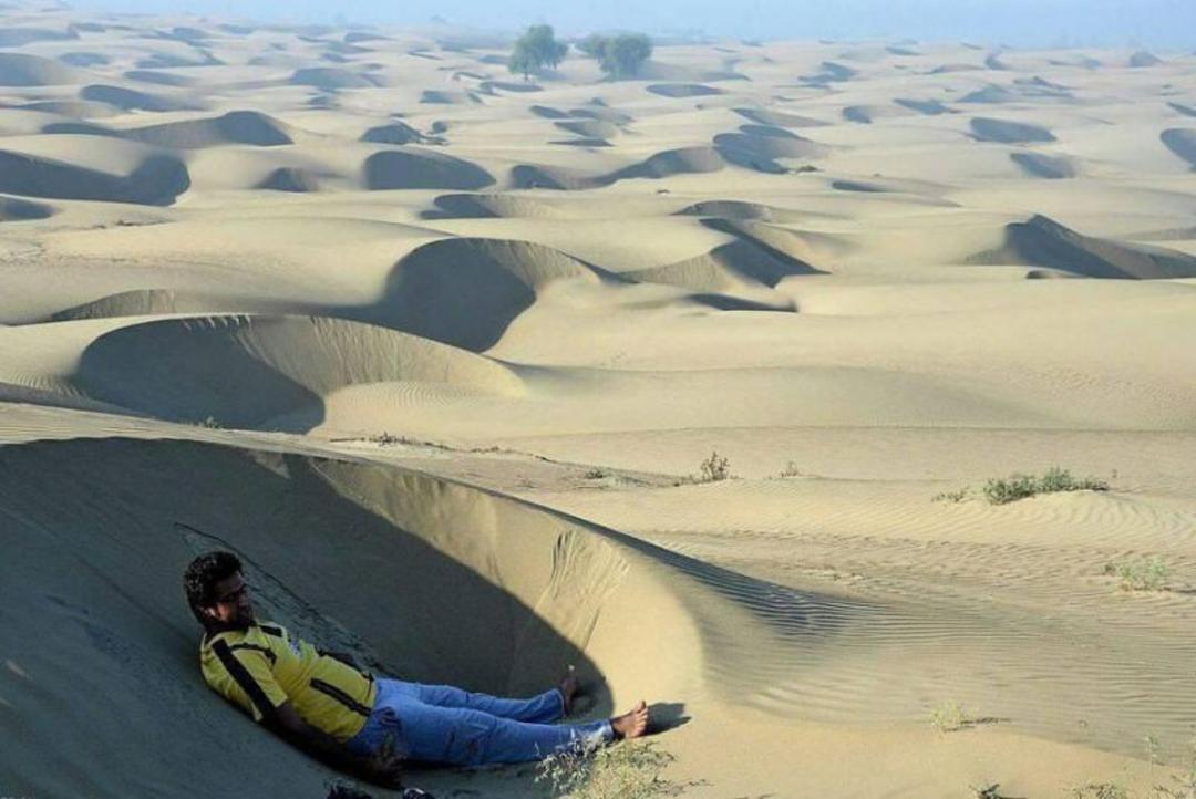 روستای درک  دراز کشیدن بر شن های کویری  
