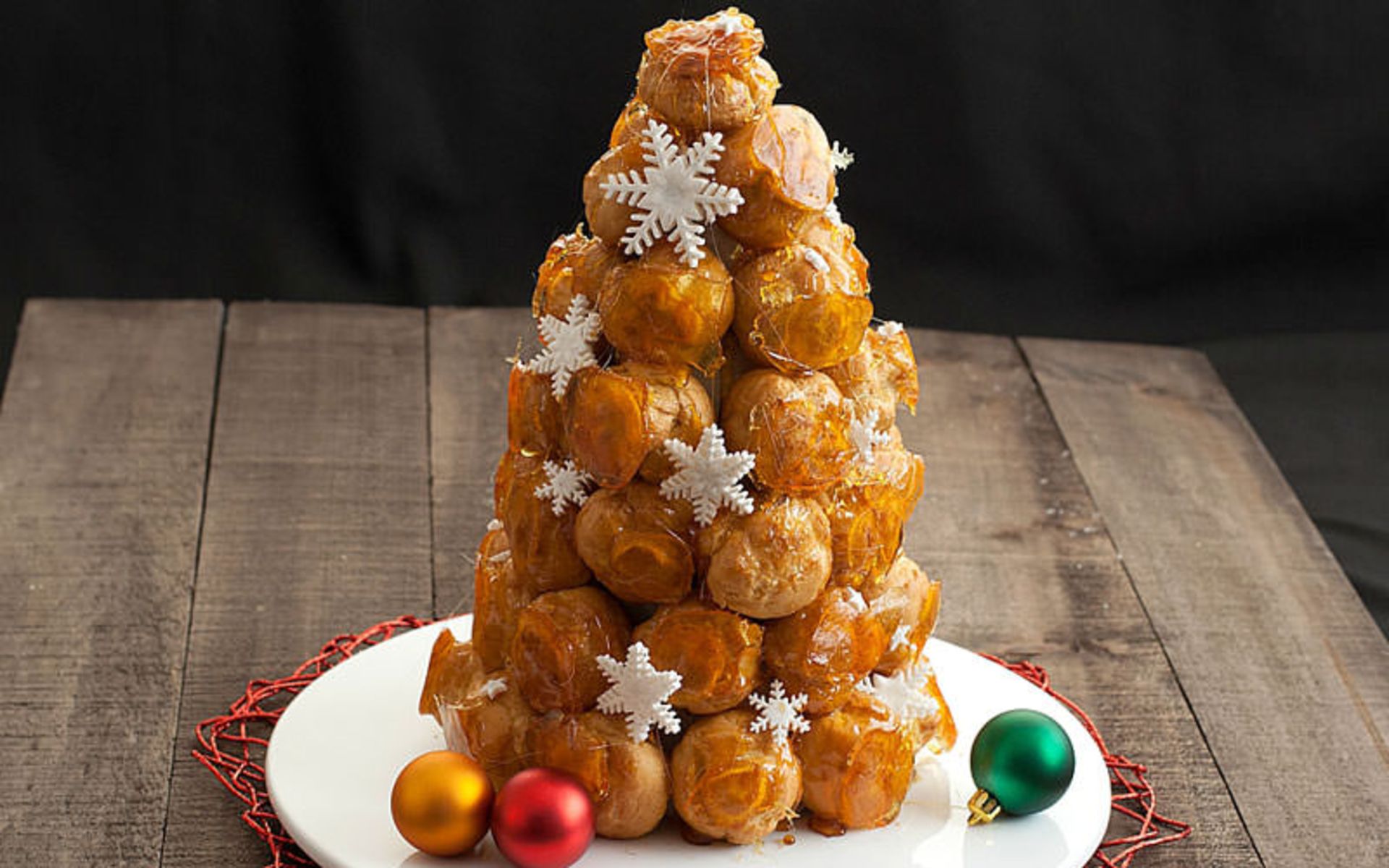 کروکمبوش (Croquembouche) – فرانسه