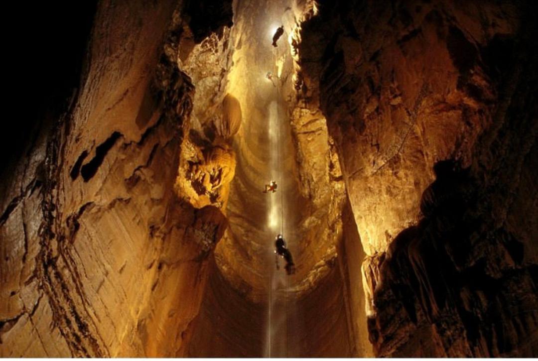 غار کروبرا گرجستان