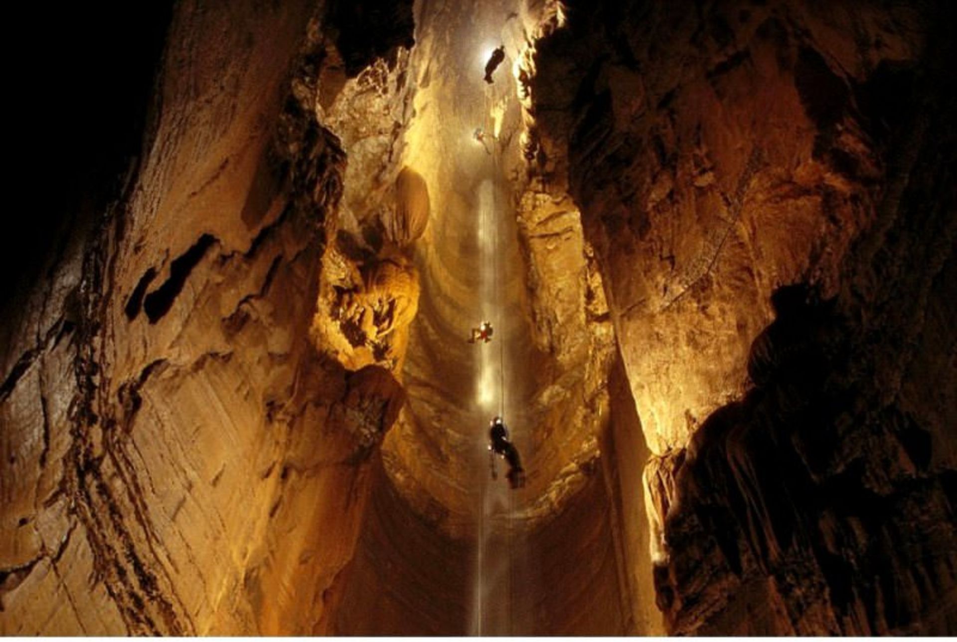 غار کروبرا گرجستان
