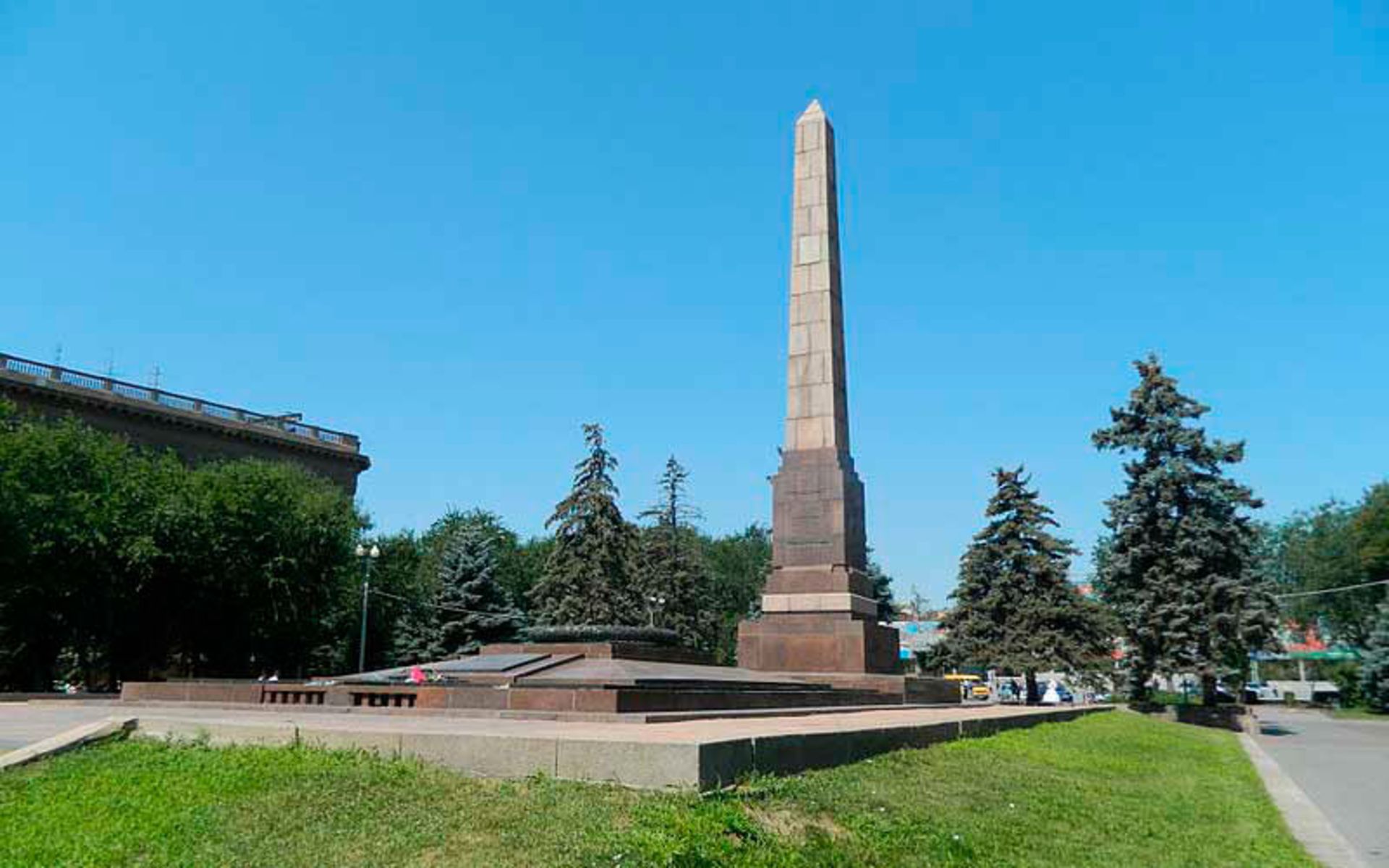 میدان مبارزان افتاده (The Square of Fallen Fighters)