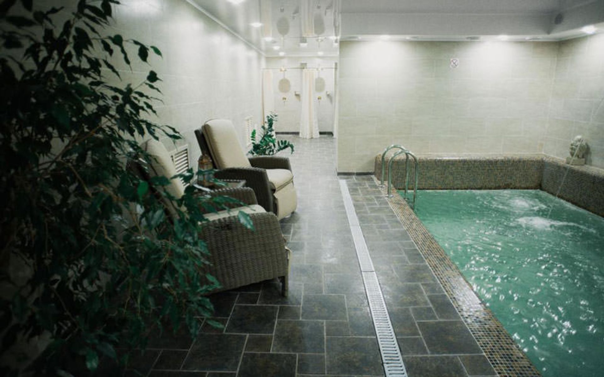 هتل اوکتایبرسکایا (Oktiabrskaya Hotel)