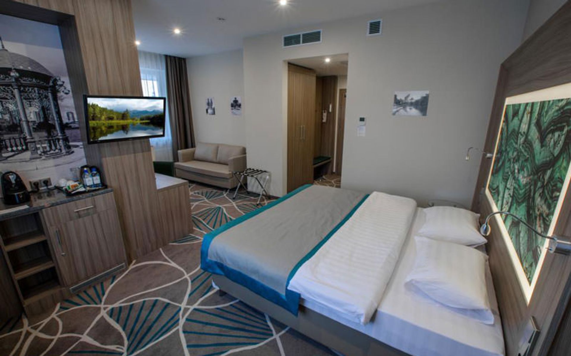 هتل تنت (Tenet Hotel)