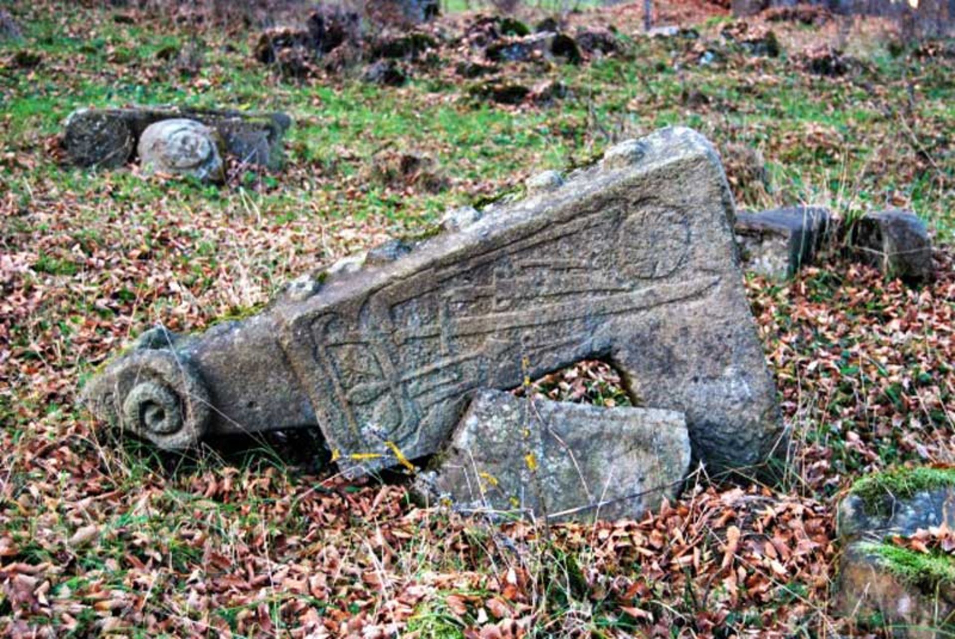 گورستان قرون وسطایی (Medieval Cemetery Lirik)