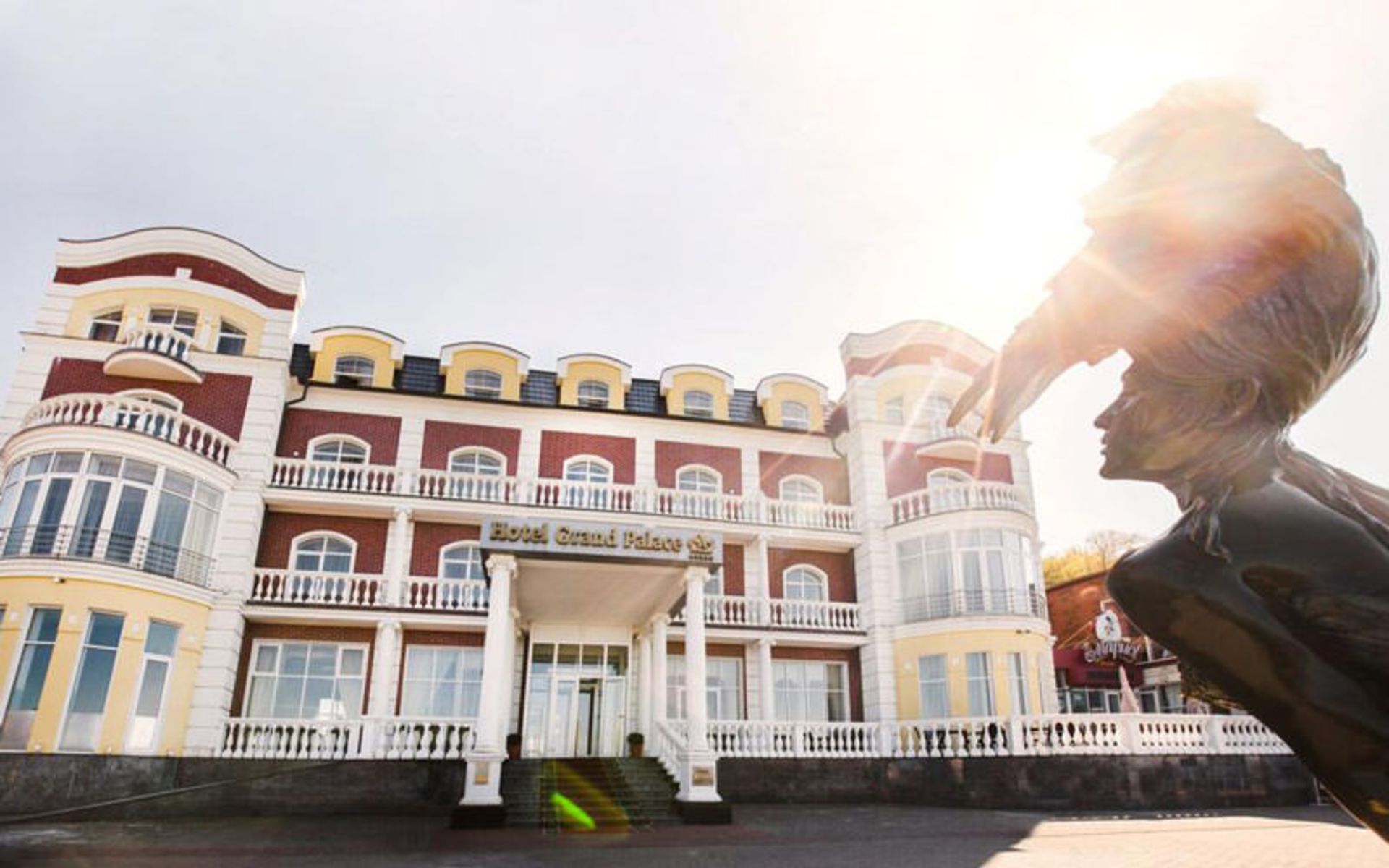 هتل گرند پالاس (Hotel Grand Palace)