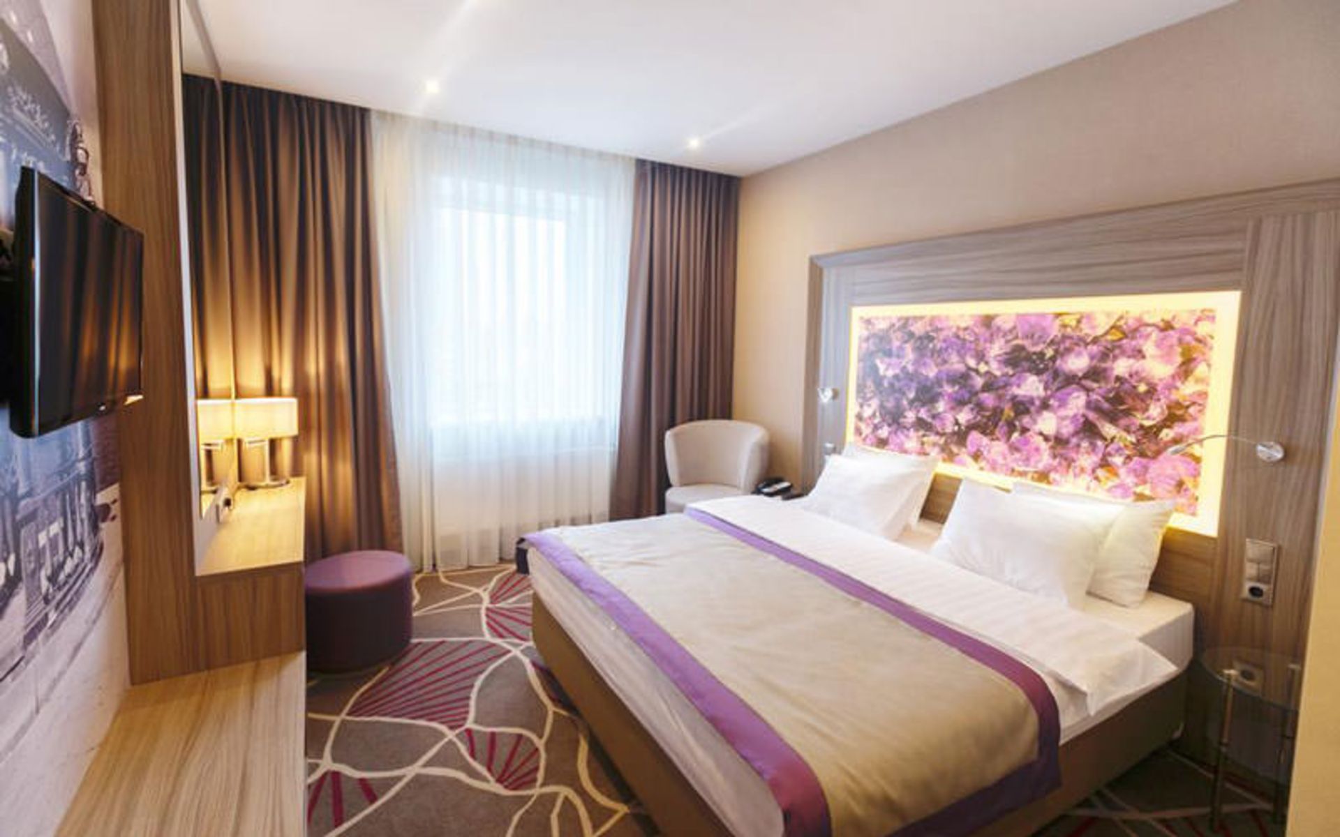 هتل تنت (Tenet Hotel)