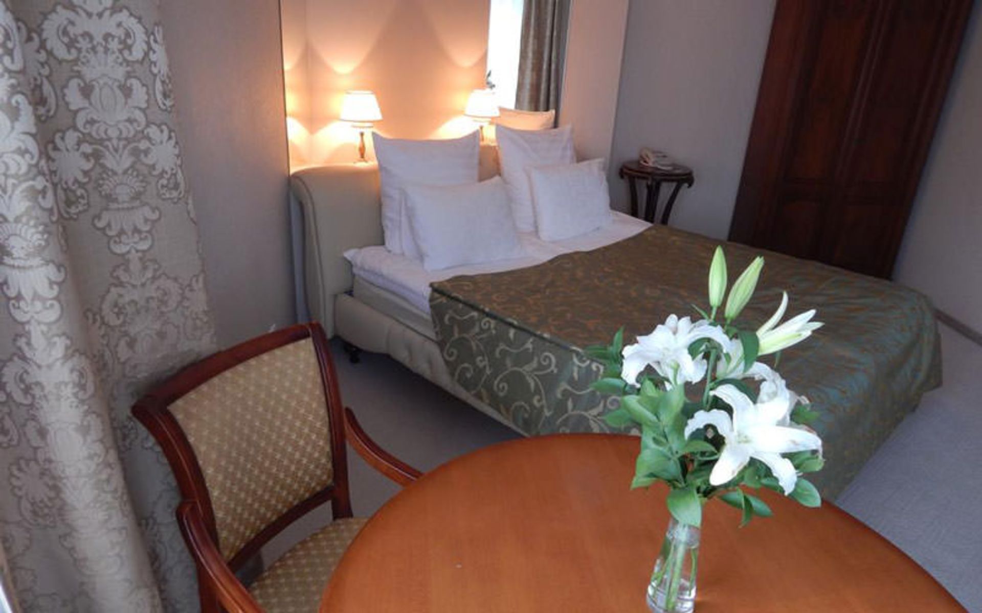 هتل اوکتایبرسکایا (Oktiabrskaya Hotel)