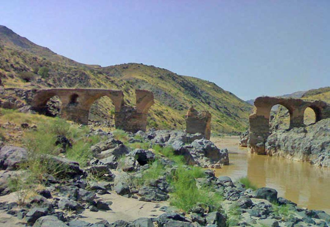 بقایای پل تاریخی پردیس روی رودخانه