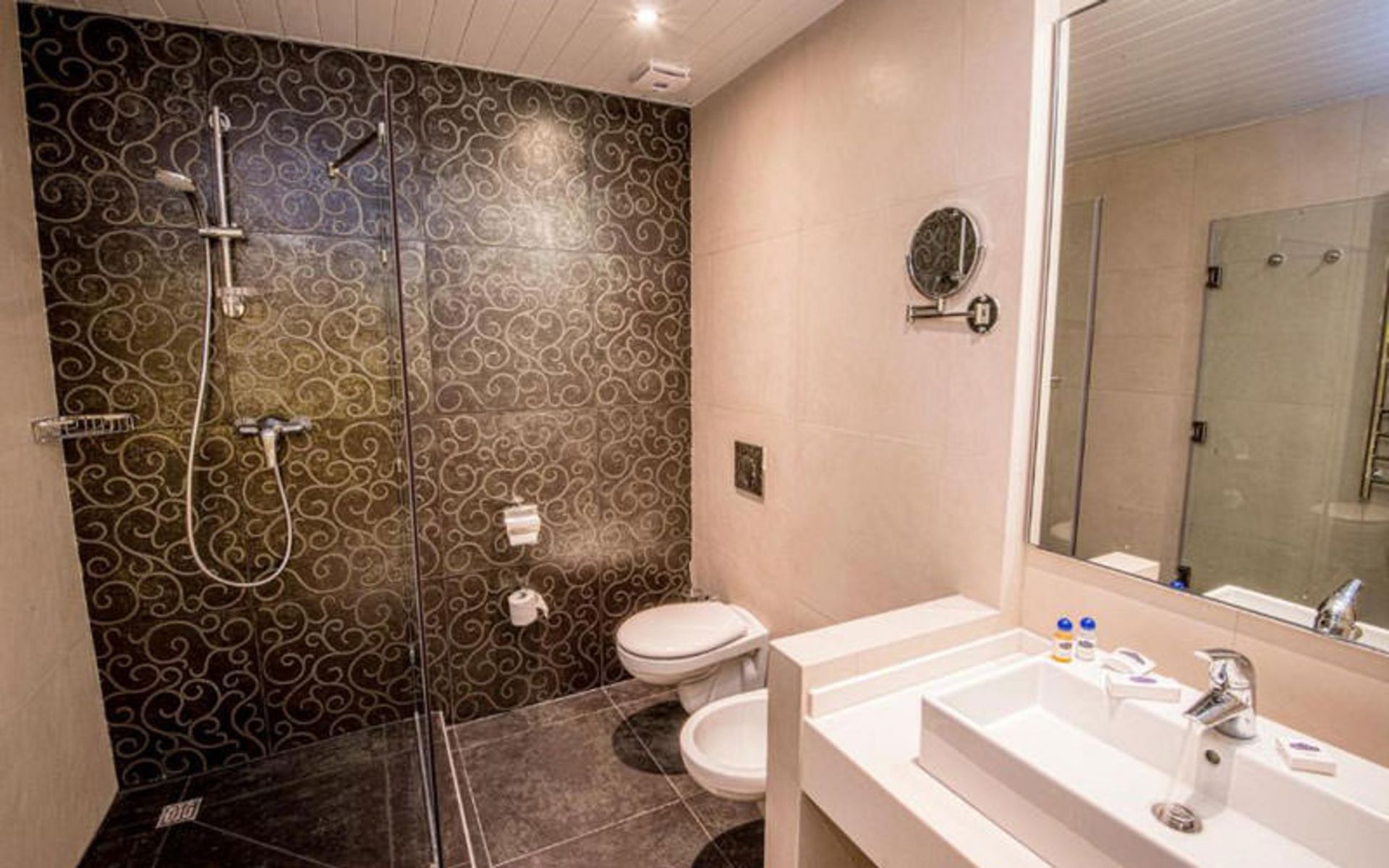 هتل آدمیرال (Admiral Hotel)