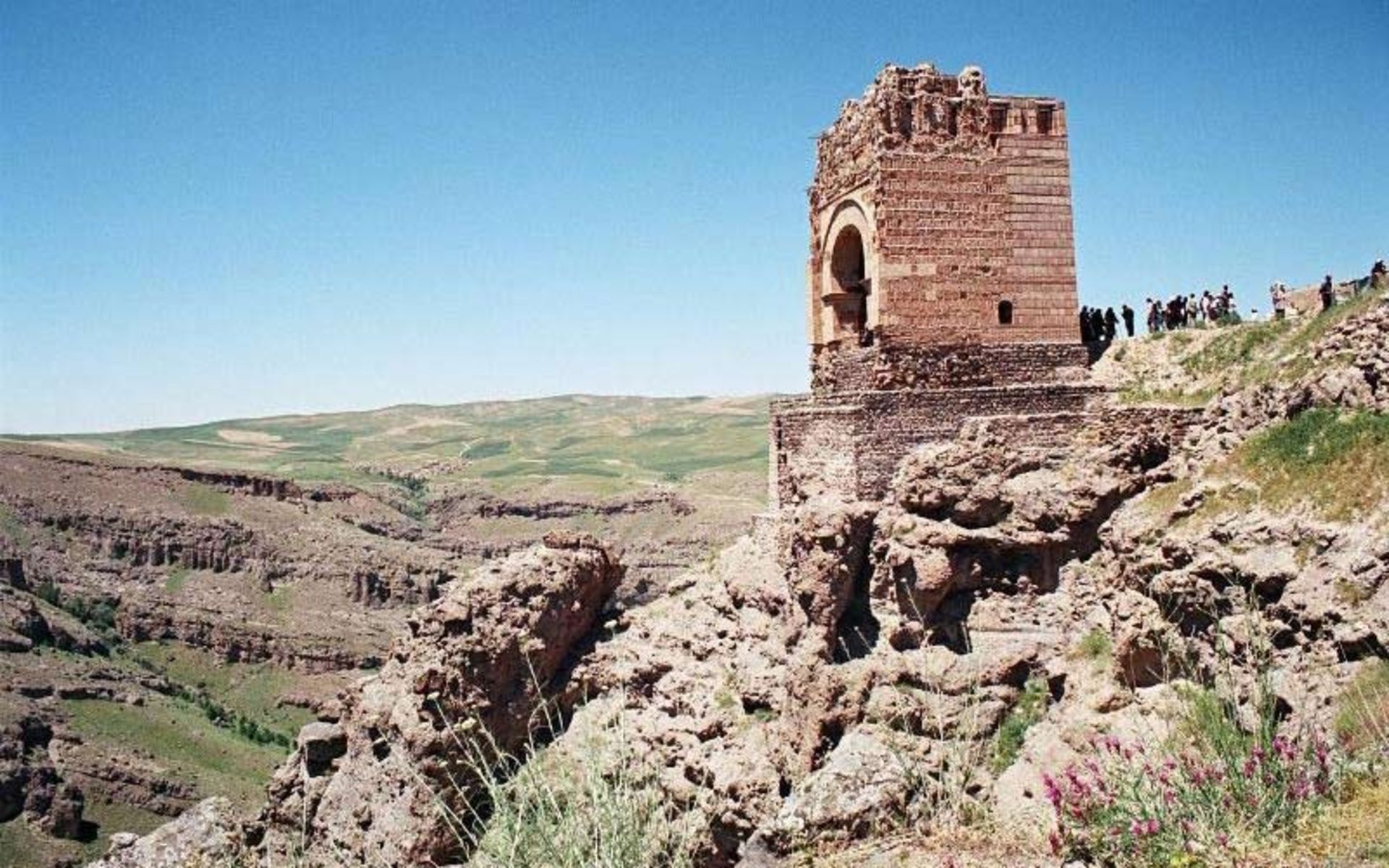 بازدید گردشگران از قلعه ضحاک