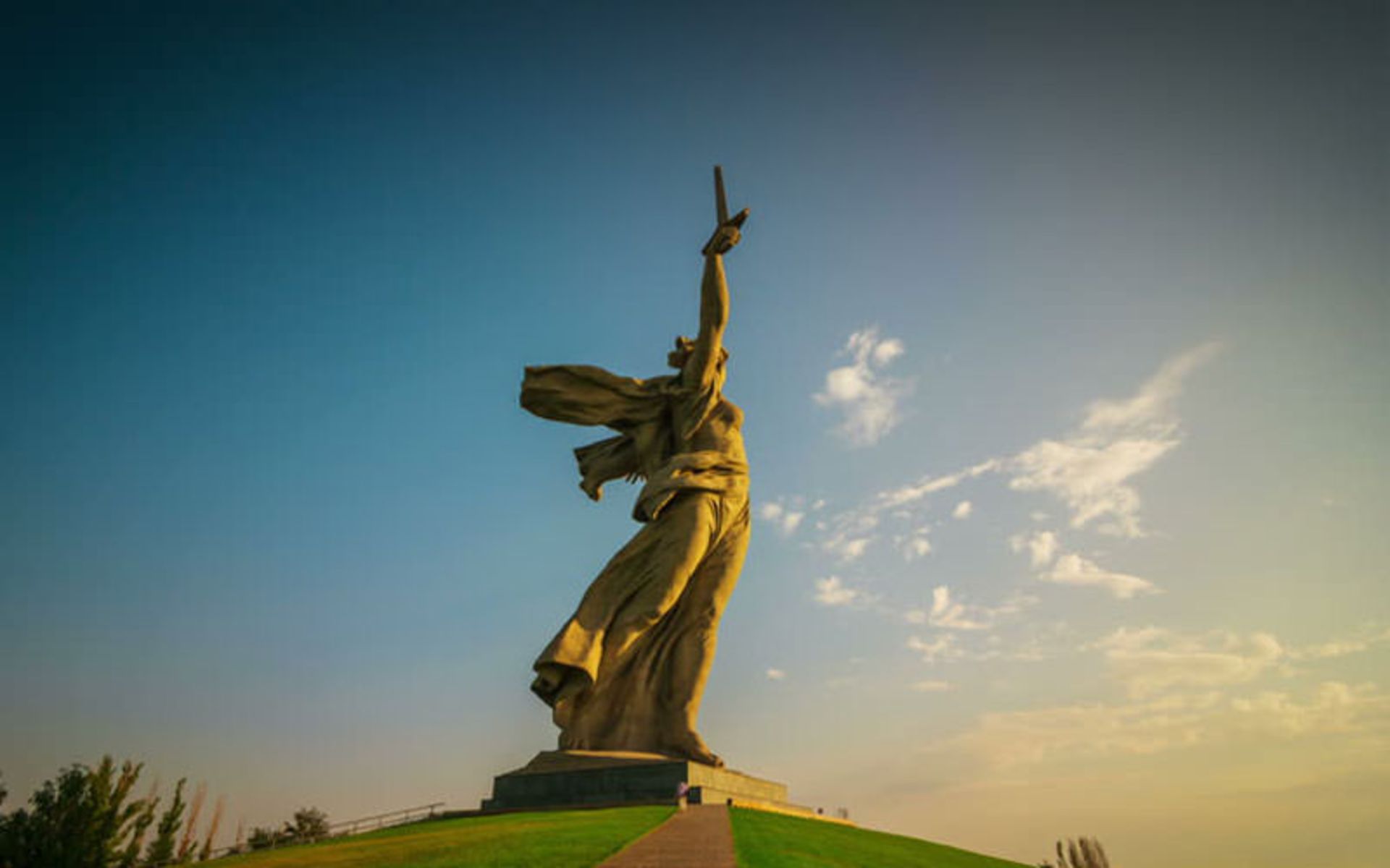 مامایف کورگان (Mamayev Kurgan) و یادمان مام میهن فرامی‌خواند (The Motherland Calls)