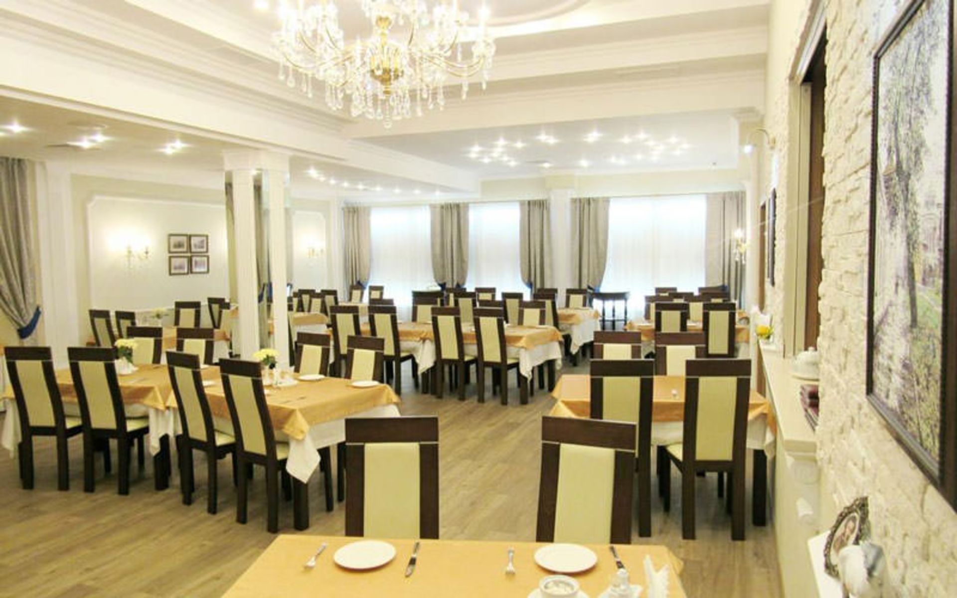هتل اوکتایبرسکایا (Oktiabrskaya Hotel)